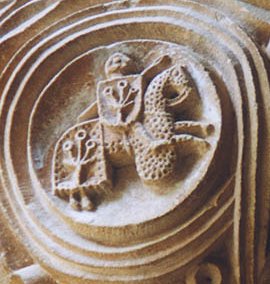 Sta.Maria de l'Estany. Cavaller amb l'escut dels Cardona. s.XII. Foto (X.Xort)