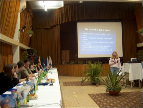 1-05-04 Comena la conferencia d'estudiants a Turda